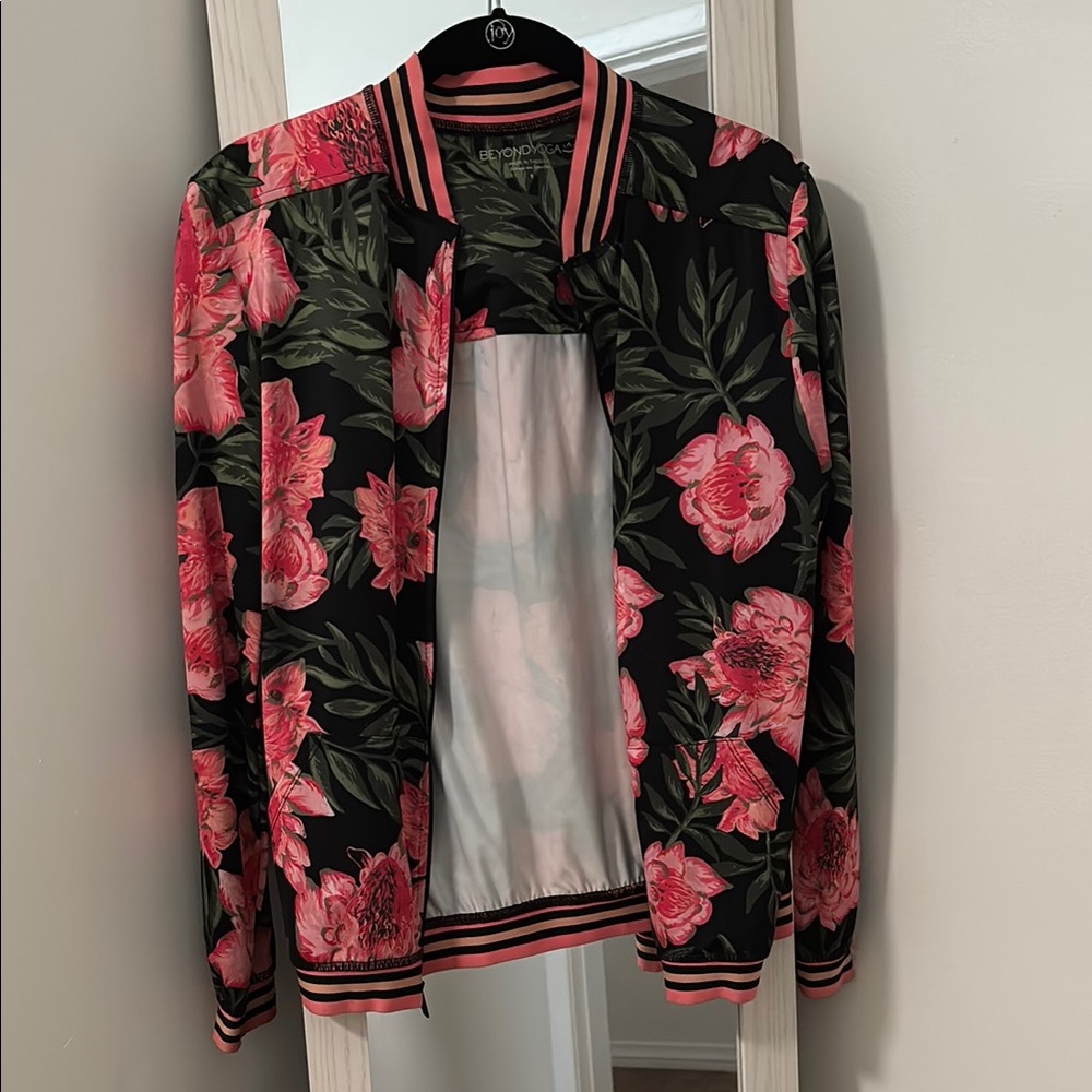 BEYOND YOGA ZIP UP FLORAL JACKET